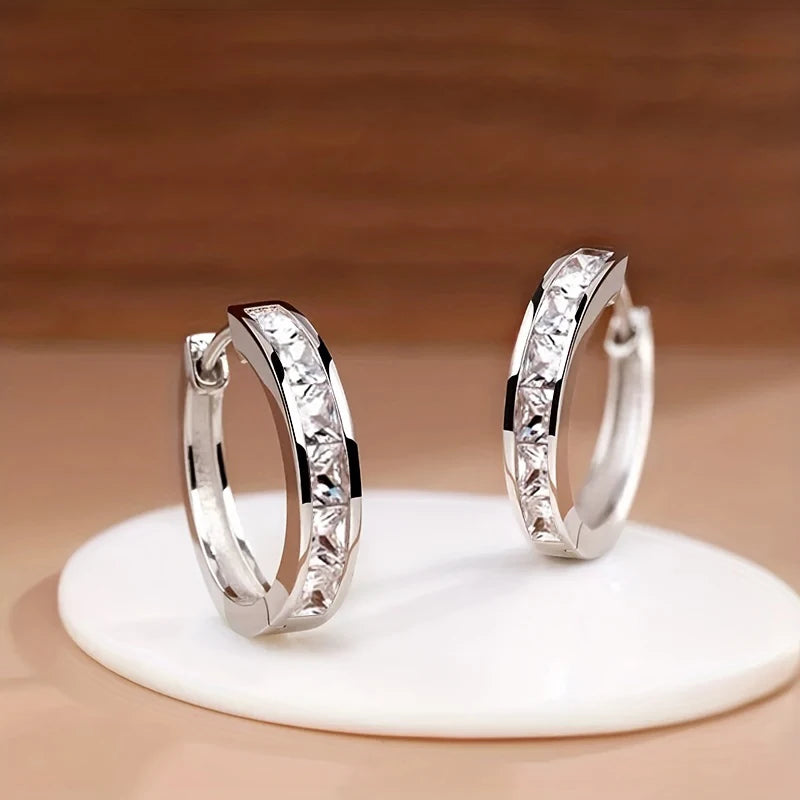 Klassieke Dames Hoepeloorbellen met Prinses Vierkante Zirkonia – Elegante en Tijdloze Sieraden van Zilena