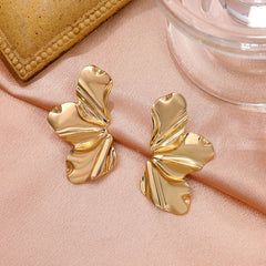 Bloem Oorknoppen – Goudkleurige Studs met Bladpatroon